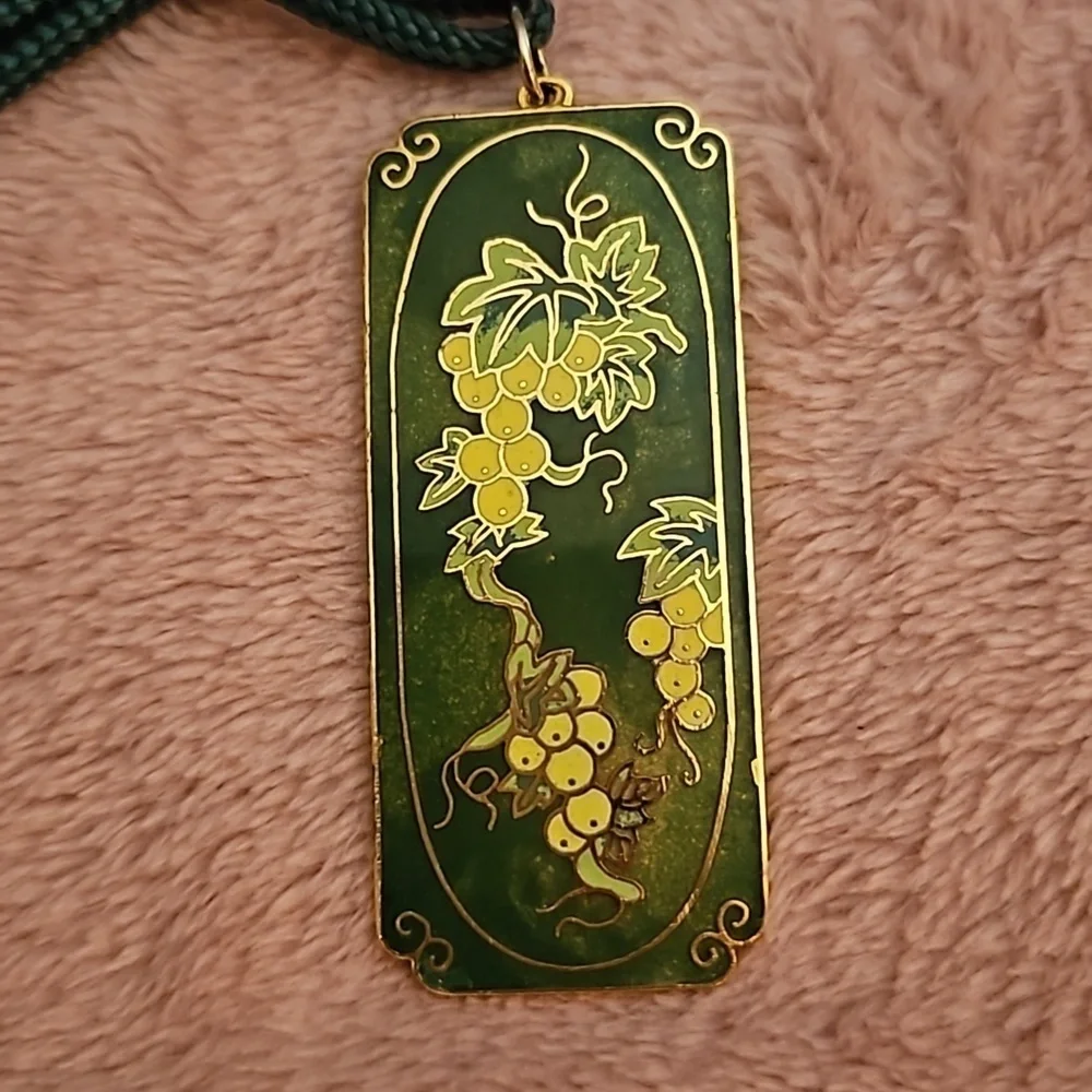 Vintage Green Vertical Cloisonne Grapes Rope Necklace